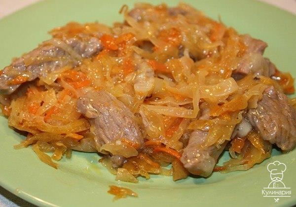 Гуляш из из индейки с квашенной капустой в мультиварке.
