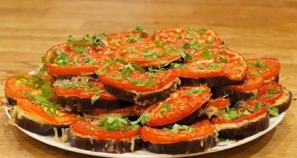баклажаны в духовке с сыром и помидорами ингредиенты:● 2 баклажана весом около 600 грамм;● 4-5 помидоров весом около 700 грамм;● 4-5 средних зубочков чеснока;● 200 грамм твердого сыра;●