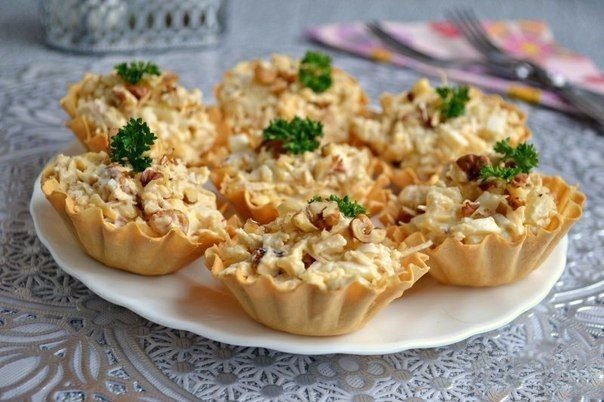 САЛАТ С КУРИЦЕЙ И АНАНАСАМИ В ТАРТАЛЕТКАХ 