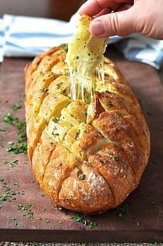 ХРУСТЯЩИЙ ХЛЕБУШЕК, ПРОПИТАННЫЙ МАСЛОМ, СЫРОМ И ЧЕСНОЧКОМ 