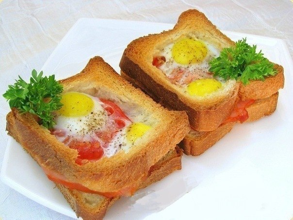 Горячие бутерброды с окороком, помидорами и яйцами 