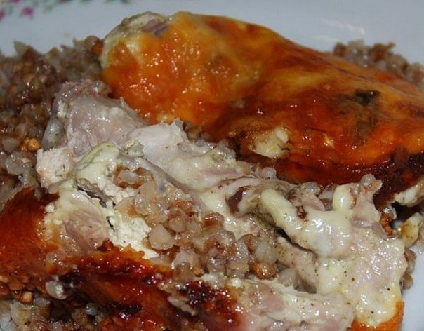 Курица, запеченная с гречкой.