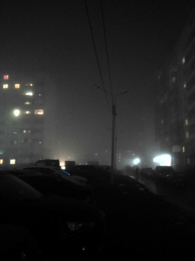 Фото Николая Яшина Фотообзор: свет, пустота и люди как тени в затуманенном Омске