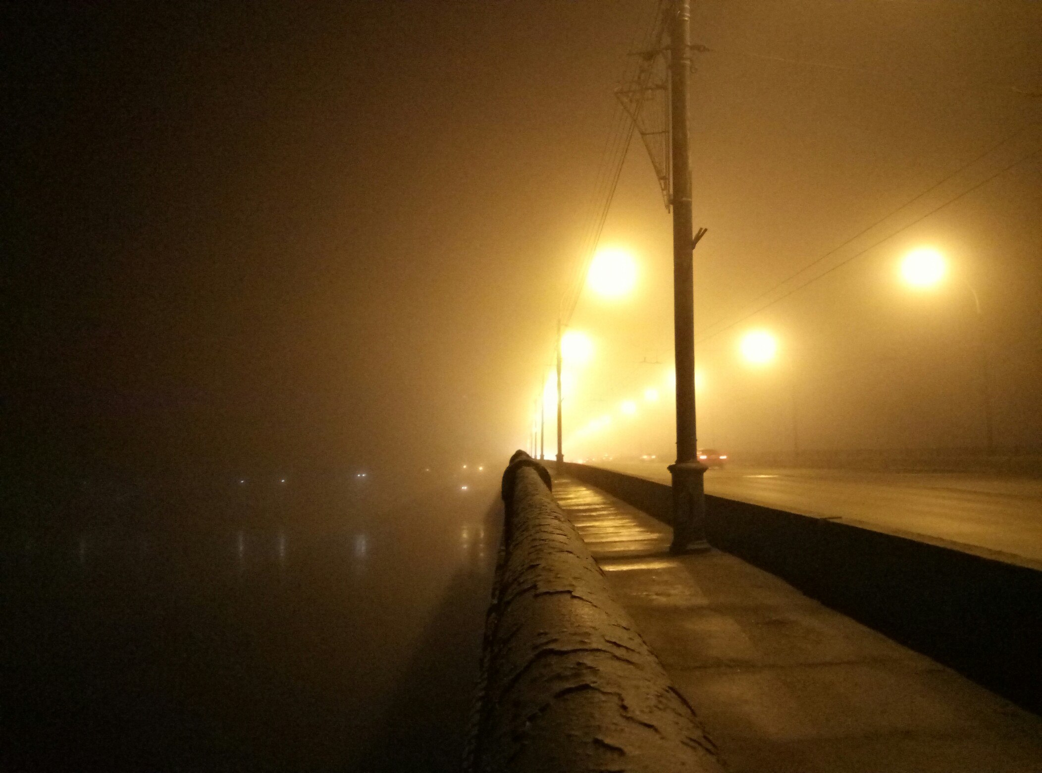 Фото Мурата Сагиндыкова Фотообзор: свет, пустота и люди как тени в затуманенном Омске