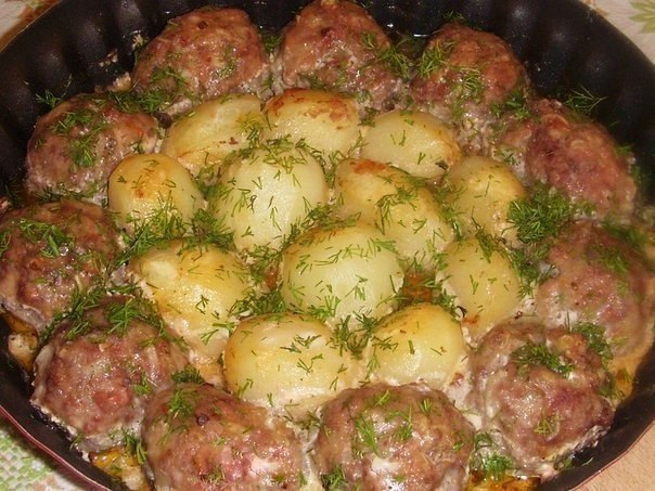Котлетки с картошкой в сметанно-томатном соусе 