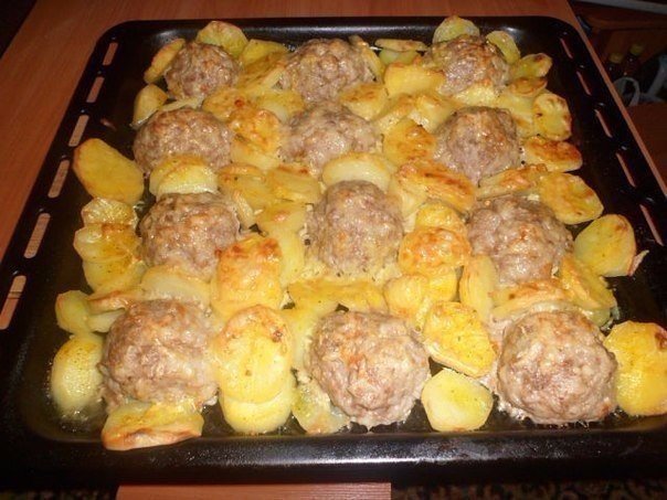 МЯСНЫЕ ЁЖИКИ С КАРТОШКОЙ ПОД СЫРОМ 