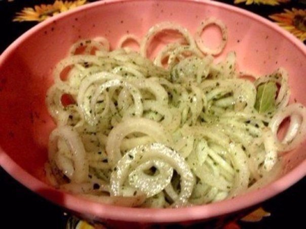 маринованный лучок для шашлыка, салатов и просто с хлебушком покушать. ✔4-5 луковиц ✔2-3 зубчика чеснока ✔2-3 ст.л. уксуса ✔5 ст.л. растительного масла ✔2-3 ч.л. сахара ✔лавровый лист ✔перец