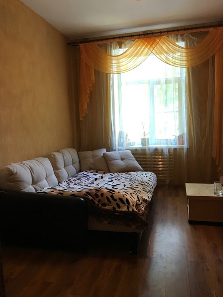 Фото: Сдаётся комната с высокими потолками  в 4-комнатной квартире. 10 минут от метро Перово. В одной комнате живут 2  работающие девушки, во второй парень, в третьей доброжелательный мужчина.  Заезд с 11 августа. В квартире есть все, начиная с холодильника, заканчивая посудомоечной машиной. <br>В комнате огромный раскладной диван, большой вместительный шкаф, плазменный тв, сабвуфер, стол, маленький столик, стул, настенное зеркало. <br>Оплата 17000 + свет+интернет 1 раз в 3 месяца( 100% депозит)