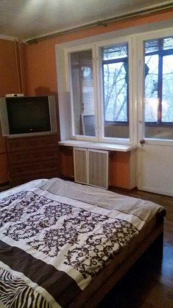 Фото: Собственник. Сдам квартиру в Москве, метро Бульвар Рокоссовского, 5. 2 минуты ходьбы до метро пешком, 5 минут до МКЦ. Рядом магазин АТАК, ТЦ Подсолнухи, аптеки, школы, детские сады, хорошая инфраструктура района, много зелени.<br>Комната 20 метров, новая 2-х спальная кровать, диван, угловой большой шкаф, комод, пенал и полки для книг, компьютерный стол, гладильная доска, телевизор. <br>На кухне холодильник, стиральная машина, газовая плита (Индезит). В коридоре угловой шкаф, зеркало, комод. Счётчики на свет и воду. Балкон застеклен, чистый, уютный. Ремонт косметический, но не бабушкин вариант. <br>Коммуналка около 2000 плюс аренда 28000. <br>Квартира сдаётся только на длительный срок, парню с девушкой, семейной паре. Только по договору с залогом. <br>В случае расторжения договора досрочно залоговая сумма не будет возвращена. <br>Посмотреть квартиру можно будет с 30 ноября. <br>Агентствам и посредникам не беспокоить!!! Читайте внимательно!!!Квартира сдаётся с 5-10 декабря. <br>Телефон для связи сейчас 8 978 138 45 48 (МТС), а с 30 ноября 8 968 337 88 81<br> Ефремова