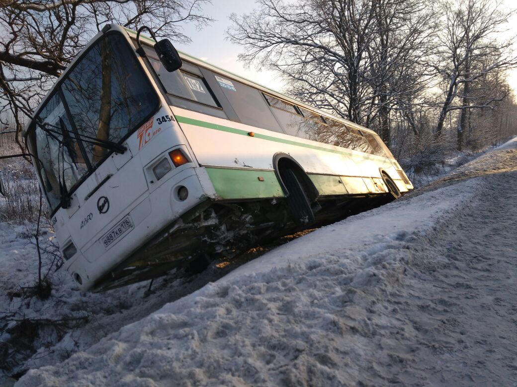 На Московском шоссе автобус с пассажирами съехал в кювет