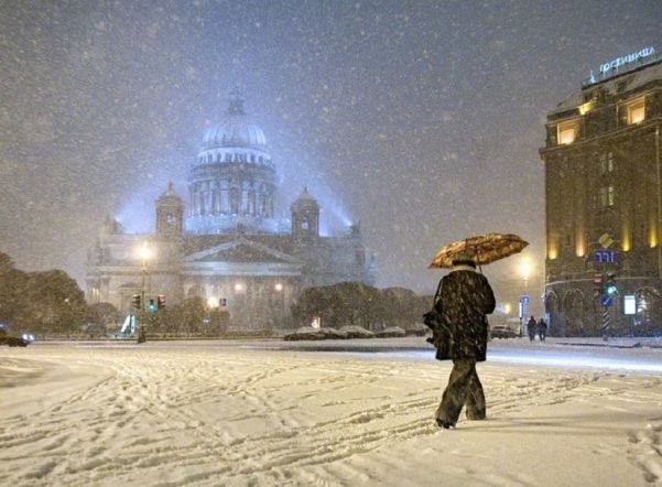 На Петербург надвигается сильный снегопад<br><br>В четверг, 21 декабря, в Петербурге ожидается сильный снегопад. Об этом предупреждает МЧС со ссылкой на прогноз северо-западного Гидрометцентра.<br><br>Снег будет идти утром и днем. На дорогах обещают гололедицу и снежные заносы. Ночью похолодает до -4 градусов, днем температура будет от -1 до +1 градуса.<br><br>По прогнозам синоптиков, снег продолжится в пятницу и субботу. <br><br>Источник: - фото Фото: На Петербург надвигается сильный снегопад<br><br>В четверг, 21 декабря, в Петербурге ожидается сильный снегопад. Об этом предупреждает МЧС со ссылкой на прогноз северо-западного Гидрометцентра.<br><br>Снег будет идти утром и днем. На дорогах обещают гололедицу и снежные заносы. Ночью похолодает до -4 градусов, днем температура будет от -1 до +1 градуса.<br><br>По прогнозам синоптиков, снег продолжится в пятницу и субботу. <br><br>Источник: