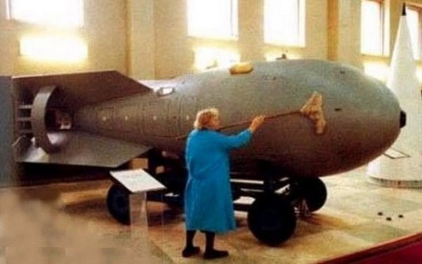 ничего обычного просто уборщица моет атомную бомбу