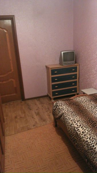 Фото:  Коломенская. <br>Заселяться можно уже 23.12, в субботу.  <br>Знакомый сдаёт КОМНАТУ ОДНОМУ/ОЙ (гр. РФ) в 3-ке, в каждой по 1 человеку, в соседях парень, девушка и кот. Квартира очень тёплая, стеклопакеты. <br>Адрес: Ул. Судостроительная, д. 53, 9 этаж,  на 724 автобусе 10 минут, остановка Храм Спиридона. Храм виден из окна, красота)).  Оплата по месячно 14 000 + свет, вода, интернет на 3-их + залог 5 000.<br>8 929 651-23-99 Евгений Михайлович