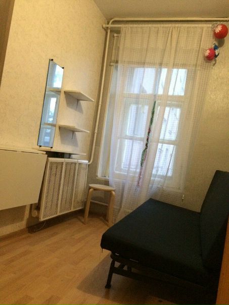 Сдаю для одного на длительный срок уютную, светлую комнату, 12 кв м, в квартире с хорошим ремонтом, метро Елизаровская в пешей доступности, 10 минут пешком. <br>Проживание без собственника, без комиссии. <br> <br>В комнате современная мебель (ИКЕА), двуспальный раскладной диван-кровать, шкаф, полочки, зеркало, стол, табурет, тюль. Комната закрывается на ключ. Wi-Fi. <br> <br>На кухне холодильник, плита, микроволновка, чайник. <br>Все в хорошем состоянии. <br> <br>Санузел чистый, светлый. Ванная, полочки, зеркало, стиральная машинка. <br> <br>Рядом магазины, кафе, книжная ярмарка в ДК Крупской, Успенская церковь, театр. <br>Рядом много парков: парк им. Бабушкина и сад Крупской прямо на берегу Невы, идеален для прогулок, пробежек, отдыха на природе. <br>Выезд на КАД (10 мин по набережной). <br>Соседи замечательные, адекватные, спокойные. В квартире не курят. <br> <br>Цена: 9900+к/у. <br> <br>Назначить просмотр, вопросы - в ЛС! - фото Фото: Сдаю для одного на длительный срок уютную, светлую комнату, 12 кв м, в квартире с хорошим ремонтом, метро Елизаровская в пешей доступности, 10 минут пешком. <br>Проживание без собственника, без комиссии. <br> <br>В комнате современная мебель (ИКЕА), двуспальный раскладной диван-кровать, шкаф, полочки, зеркало, стол, табурет, тюль. Комната закрывается на ключ. Wi-Fi. <br> <br>На кухне холодильник, плита, микроволновка, чайник. <br>Все в хорошем состоянии. <br> <br>Санузел чистый, светлый. Ванная, полочки, зеркало, стиральная машинка. <br> <br>Рядом магазины, кафе, книжная ярмарка в ДК Крупской, Успенская церковь, театр. <br>Рядом много парков: парк им. Бабушкина и сад Крупской прямо на берегу Невы, идеален для прогулок, пробежек, отдыха на природе. <br>Выезд на КАД (10 мин по набережной). <br>Соседи замечательные, адекватные, спокойные. В квартире не курят. <br> <br>Цена: 9900+к/у. <br> <br>Назначить просмотр, вопросы - в ЛС!