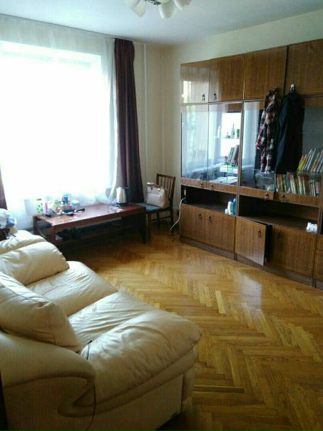 Фото: Сдается комната в пешей доступности (5-7 минут) от метро ВДНХ. <br>Рядом с домом 3 прекрасных парка. В самой квартире частично проведен ремонт (новые обои, двери, кухонный гарнитур, часть сантехники). Квартира очень чистая и уютная. <br>Во второй комнате проживает девушка с 12-ти летним ребенком. Оба уважают личное пространство и лишних хлопот не доставляют. <br>Стоимость комнаты 18500р + счётчики (делятся на троих, получается по рублей 300-400) + залог в размере ежемесячной стоимости. <br>Заезд 15-го ноября. Ищем одну девушку.<br> Алена