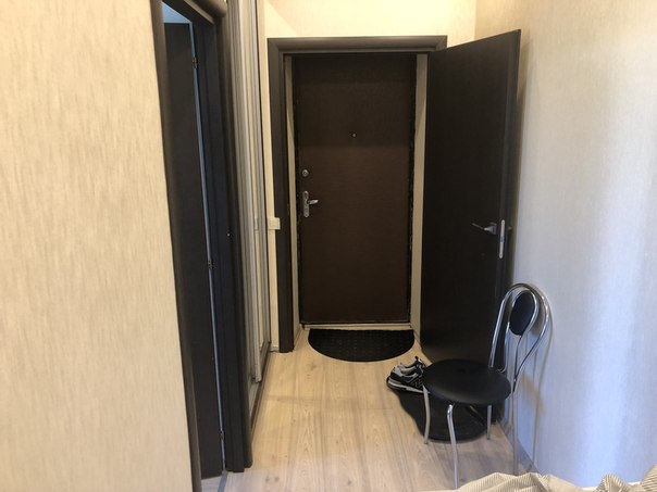 Всем привет), сдаю комнату 20 м2 с балконом в 2-х комнатной квартире, метро Перово (до метро реальных 8-9 минут пешком. Очень зеленый район, спокойный. В квартире есть все для жизни: Стиральная машина, холодильник, 3-и телевизора, микроволновая печь, чайник, фен, отпариватель для одежды. Кондиционера нет, но жарко не бывает. 4-й этаж. О себе: 27 лет, не курю, во, работающий, адекватный, ценю личное Ваше и свое пространство. <br>Кого хочу найти: молодого человека или девушку, от 18 до 30 лет, без животных, без пар. Курить дома нельзя. Важный момент уборка, раз в неделю полная всей квартиры, либо по очереди, либо вместе. Если Вы хрюшка, любите оставлять посуду в раковине, мы с Вами не уживемся. Не против если вы кого-то будите приводить, также могу привести девушку. <br> <br>По деньгам: 22 500 р. + свет, вода пополам выходит примерно 1500 р. С человека. <br> <br>Пишите в лс - фото Фото: Всем привет), сдаю комнату 20 м2 с балконом в 2-х комнатной квартире, метро Перово (до метро реальных 8-9 минут пешком. Очень зеленый район, спокойный. В квартире есть все для жизни: Стиральная машина, холодильник, 3-и телевизора, микроволновая печь, чайник, фен, отпариватель для одежды. Кондиционера нет, но жарко не бывает. 4-й этаж. О себе: 27 лет, не курю, во, работающий, адекватный, ценю личное Ваше и свое пространство. <br>Кого хочу найти: молодого человека или девушку, от 18 до 30 лет, без животных, без пар. Курить дома нельзя. Важный момент уборка, раз в неделю полная всей квартиры, либо по очереди, либо вместе. Если Вы хрюшка, любите оставлять посуду в раковине, мы с Вами не уживемся. Не против если вы кого-то будите приводить, также могу привести девушку. <br> <br>По деньгам: 22 500 р. + свет, вода пополам выходит примерно 1500 р. С человека. <br> <br>Пишите в лс
