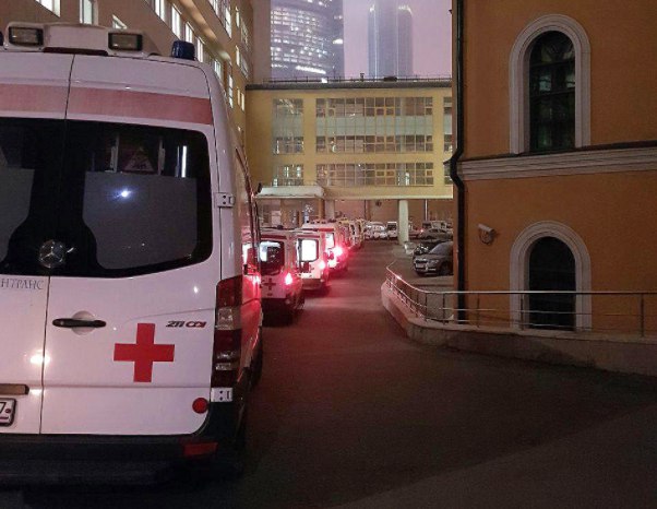 Власти Москвы объяснили, почему машины скорой с детьми стояли часами в очереди: 