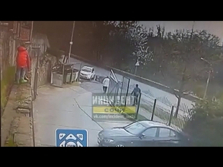 Дети кидали камни и землю в проезжающие и припаркованные машины