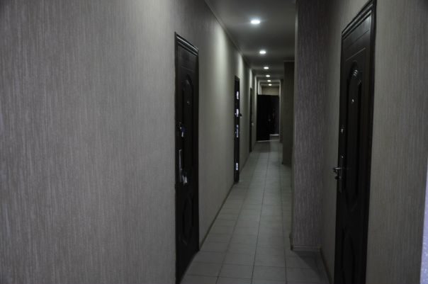 Сдается студия 22м2 от собственника без посредников и риелторов. Без комиссии. Депозит разбиваем на 2 части. Лучше на длительный срок, но все обсуждаемо. Цена аренды 18000 руб. + счетчик на электроэнергию. <br>Небольшая уютная студия 22м2 для 2 человек в частном доме. Можно с детьми. Животные обсуждаемо. <br>Студия только после качественного ремонта, новый каменный дом, вся мебель и техника новые. Свой отдельный санузел с душевой полностью из плитки (см на фото). На полу плитка, система «теплые полы», можно зимой ходить босиком по полу, очень тепло. Для удобства арендаторов в студии уже есть холодильник, плита, стиральная машина, диван, шкаф, кухонный стол со стульями. <br>Вся городская инфраструктура в шаговой доступности: магазин на 1 этаже дома со скидками для арендаторов, аптеки, спорткомплекс, больница, продовольственный и хозяйственные рынки, школы, детские сады. Рядом детская площадка. <br>Безлимитный интернет включен в цену проживания. До автобусной остановки 3 минуты пешком. В ночное время все улицы освещаются. Автобусы и маршрутные такси ходят каждые 10-15 минут до м. Саларьево, Тропарево, Юго-Западная, Румянцево. Время в пути 15-20 минут. <br>Есть большая асфальтированная парковка рядом с домом. Соседи все тихие, дружные и спокойные. <br>Показы в день звонка! Звоните 8 929 904-84-97, Денис. - фото Фото: Сдается студия 22м2 от собственника без посредников и риелторов. Без комиссии. Депозит разбиваем на 2 части. Лучше на длительный срок, но все обсуждаемо. Цена аренды 18000 руб. + счетчик на электроэнергию. <br>Небольшая уютная студия 22м2 для 2 человек в частном доме. Можно с детьми. Животные обсуждаемо. <br>Студия только после качественного ремонта, новый каменный дом, вся мебель и техника новые. Свой отдельный санузел с душевой полностью из плитки (см на фото). На полу плитка, система «теплые полы», можно зимой ходить босиком по полу, очень тепло. Для удобства арендаторов в студии уже есть холодильник, плита, стиральная машина, диван, шкаф, кухонный стол со стульями. <br>Вся городская инфраструктура в шаговой доступности: магазин на 1 этаже дома со скидками для арендаторов, аптеки, спорткомплекс, больница, продовольственный и хозяйственные рынки, школы, детские сады. Рядом детская площадка. <br>Безлимитный интернет включен в цену проживания. До автобусной остановки 3 минуты пешком. В ночное время все улицы освещаются. Автобусы и маршрутные такси ходят каждые 10-15 минут до м. Саларьево, Тропарево, Юго-Западная, Румянцево. Время в пути 15-20 минут. <br>Есть большая асфальтированная парковка рядом с домом. Соседи все тихие, дружные и спокойные. <br>Показы в день звонка! Звоните 8 929 904-84-97, Денис.