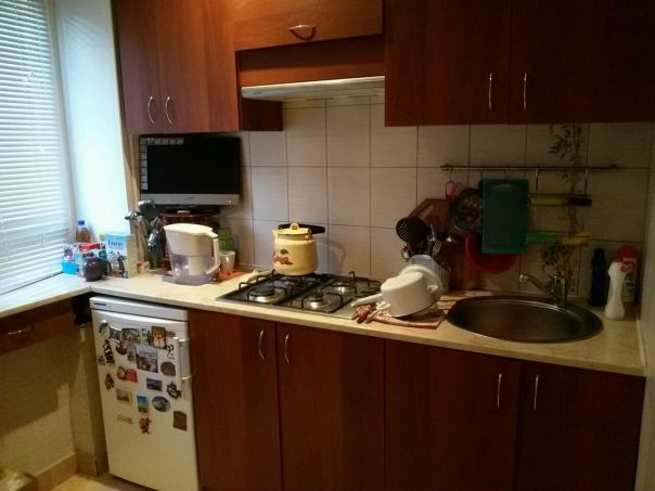 Добрый день! <br>Сдается просторная комната с балконом (не проходная), 5-7 мин пешком от м. Бабушкинская. Из мебели в комнате - кровать, большой шкаф, стол, тв. В квартире есть вся необходимая бытовая техника (в исправном состоянии): холодильники, стирал. машина, микроволкновка, пылесос, телевизоры., с/у раздельный. Интернет проведен. В квартире не евроремонт, но очень ухожено и уютно. Рядом есть торговые центры, кинотеатры, парки, фитнес-клубы. Хозяйка квартиры прекрасная, не беспокоит. Из соседей две доброжелательные девушки-студентки (лингвисты). Ищем (СТРОГО!) только девушку, одну или двоих, платежеспособных, чистоплотных, порядочных, без в/п, неконфликтных, не устраивающих дома тусовки. Мужчин и семейные пары не рассматриваем! Агентам тоже просьба не беспокоить. Цена вопроса: 22 тыс. (аренда) + к/у (от 500 до 700 р выходит) + депозит 20 тыс. - фото Фото: Добрый день! <br>Сдается просторная комната с балконом (не проходная), 5-7 мин пешком от м. Бабушкинская. Из мебели в комнате - кровать, большой шкаф, стол, тв. В квартире есть вся необходимая бытовая техника (в исправном состоянии): холодильники, стирал. машина, микроволкновка, пылесос, телевизоры., с/у раздельный. Интернет проведен. В квартире не евроремонт, но очень ухожено и уютно. Рядом есть торговые центры, кинотеатры, парки, фитнес-клубы. Хозяйка квартиры прекрасная, не беспокоит. Из соседей две доброжелательные девушки-студентки (лингвисты). Ищем (СТРОГО!) только девушку, одну или двоих, платежеспособных, чистоплотных, порядочных, без в/п, неконфликтных, не устраивающих дома тусовки. Мужчин и семейные пары не рассматриваем! Агентам тоже просьба не беспокоить. Цена вопроса: 22 тыс. (аренда) + к/у (от 500 до 700 р выходит) + депозит 20 тыс.