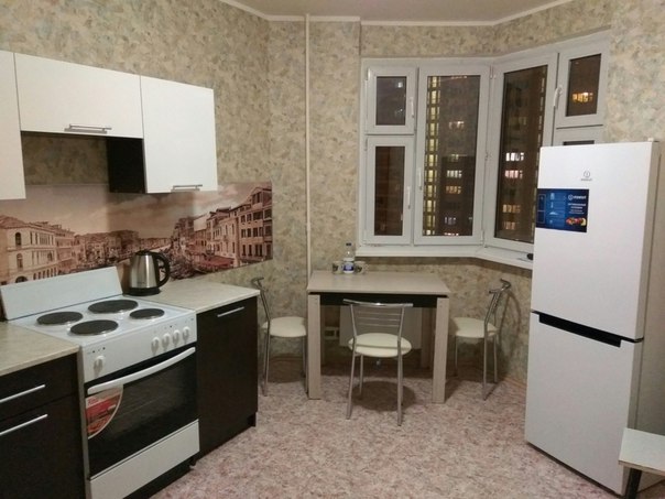 Собственник. Сдам двухкомнатную квартиру, г. Москва, ул. Георгиевская д. 3. Транспорт от м. Саларьево.<br>Теплая, с застекленной лоджией, всей необходимой инфраструктурой поблизости и лесом, начинающимся прямо напротив подъезда. Холодильник, электроплита с духовкой и стиралка в наличии, все новое.<br>29 000 р., коммуналка включена, кроме счетчиков. Залог разбивается.<br>Мебель в комнаты при необходимости купим по вашему выбору.<br>За подробностями в личку. - фото Фото: Собственник. Сдам двухкомнатную квартиру, г. Москва, ул. Георгиевская д. 3. Транспорт от м. Саларьево.<br>Теплая, с застекленной лоджией, всей необходимой инфраструктурой поблизости и лесом, начинающимся прямо напротив подъезда. Холодильник, электроплита с духовкой и стиралка в наличии, все новое.<br>29 000 р., коммуналка включена, кроме счетчиков. Залог разбивается.<br>Мебель в комнаты при необходимости купим по вашему выбору.<br>За подробностями в личку.