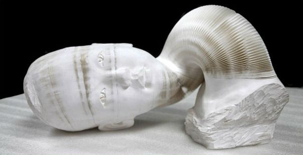 На первый взгляд, арт работы Ли Хунбо (Li Hongbo) – это обычные фарфоровые или гипсовые скульптуры, но это только на первый взгляд, пока вам не демонстрируют насколько гибкими они могут быть. Художник и дизайнер создает свои скульптуры вручную – тысячи слоев оберточной бумаги необходимо вырезать, сложить и склеить, и только после этого он придает им заданную форму.