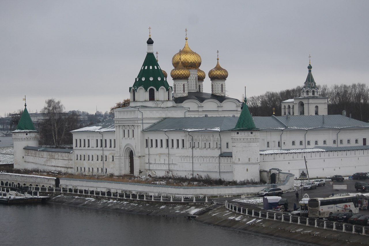 Свято троицкий ипатьевский. Свято-Троицкий Ипатьевский монастырь в Костроме. Ипатьевский монастырь Кострома. Белокаменный Ипатьевский монастырь. Ипатьевский монастырь. Жизнь монастыря.