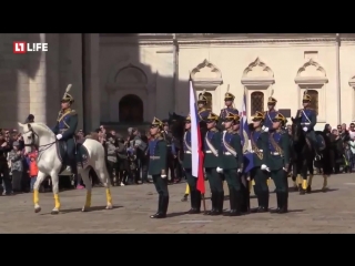 Первая, в этом году, церемония развода пеших и конных караулов Президентского полка. ( Соборная площадь Кремля ).
