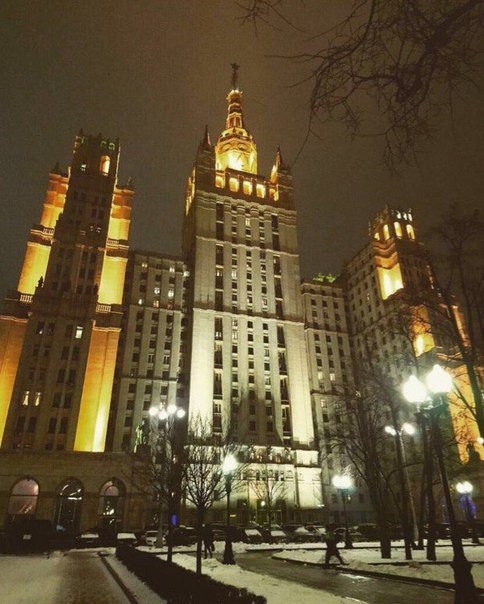 Место в 6-ти местном номере в стиле лофт!<br><br>Апартаменты расположены в одной минуте от станции метро Баррикадная, в знаменитой Сталинской высотке. <br>Из окон открывается прекрасный, панорамный вид на всю Москву! <br><br>Размещение от 15 000 в месяц <br><br>К услугам гостей: <br>- Постельное белье и полотенца <br>- WI-FI <br>- Постоянная уборка <br>- Мультиварка <br>- Чай и печеньки, каши по утрам <br>- Кухня со всеми необходимыми принадлежностями <br>- Фен для волос <br>- Охраняемая территория <br><br>Так же в апартаментах имеется большая кухня общего пользования, раздельные душ и туалет. Есть замечательная общая зона, с удобными креслами, высокоскоростным интернетом и творческой атмосферой. <br>Возможны гибкие условия оплаты <br>Будем рады вам! Звоните, все обсудим. <br>Контактный телефон: <br>+7 (962) 963 78 78 - фото Фото: Место в 6-ти местном номере в стиле лофт!<br><br>Апартаменты расположены в одной минуте от станции метро Баррикадная, в знаменитой Сталинской высотке. <br>Из окон открывается прекрасный, панорамный вид на всю Москву! <br><br>Размещение от 15 000 в месяц <br><br>К услугам гостей: <br>- Постельное белье и полотенца <br>- WI-FI <br>- Постоянная уборка <br>- Мультиварка <br>- Чай и печеньки, каши по утрам <br>- Кухня со всеми необходимыми принадлежностями <br>- Фен для волос <br>- Охраняемая территория <br><br>Так же в апартаментах имеется большая кухня общего пользования, раздельные душ и туалет. Есть замечательная общая зона, с удобными креслами, высокоскоростным интернетом и творческой атмосферой. <br>Возможны гибкие условия оплаты <br>Будем рады вам! Звоните, все обсудим. <br>Контактный телефон: <br>+7 (962) 963 78 78