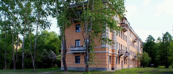 Пушкин г., Красносельское шоссе, 37<br>Станция: Московская (тр 15м)<br>Кол-во комнат: 4<br>Тип сделки: Прямая продажа<br>Цена: 5000 тыс.руб. (56 тыс.руб./м2)<br>Собственность: Частная<br>Планировка: Смежно-изолир.<br>Общая пл.: 89.00 м2<br>Жилая пл.: 61.60 м2<br>Пл.комнат: (17.2+14.1)+19.7+10.6 м2<br>Кухня: 8.00 м2<br>Здание: Кирпичный; Старый фонд с КР г.п. 1936; кап.р. 1950<br>Этаж: этаж 2/4 , потолок 3.35м , лифт: Нет<br>Санузел: Раздельный<br>Балкон: Балкон<br>Ремонт: Требуется<br>Мусоропровод: Нет<br>Вход: Со двора<br>Вид из окон: Зеленый двор<br>Примечание: Прямая Продажа.Ванная с окном. Хорошая парадная. Удобная планировка. Двухсторонняя. Срочно! - фото Фото: Пушкин г., Красносельское шоссе, 37<br>Станция: Московская (тр 15м)<br>Кол-во комнат: 4<br>Тип сделки: Прямая продажа<br>Цена: 5000 тыс.руб. (56 тыс.руб./м2)<br>Собственность: Частная<br>Планировка: Смежно-изолир.<br>Общая пл.: 89.00 м2<br>Жилая пл.: 61.60 м2<br>Пл.комнат: (17.2+14.1)+19.7+10.6 м2<br>Кухня: 8.00 м2<br>Здание: Кирпичный; Старый фонд с КР г.п. 1936; кап.р. 1950<br>Этаж: этаж 2/4 , потолок 3.35м , лифт: Нет<br>Санузел: Раздельный<br>Балкон: Балкон<br>Ремонт: Требуется<br>Мусоропровод: Нет<br>Вход: Со двора<br>Вид из окон: Зеленый двор<br>Примечание: Прямая Продажа.Ванная с окном. Хорошая парадная. Удобная планировка. Двухсторонняя. Срочно!