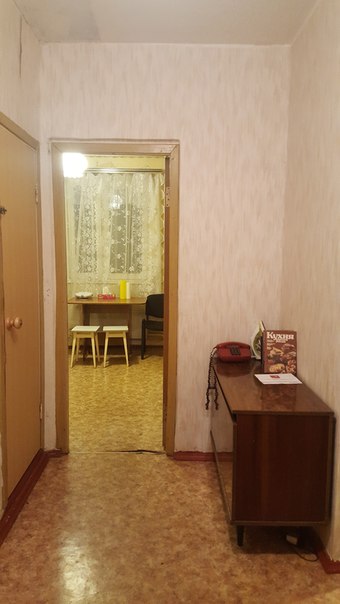 Фото: Сдам 1-комнатную квартиру БЕЗ КОМИССИИ (собственник). <br>Агенты и посредники, НЕ беспокоить! <br> <br>Станция метро Братиславская в пешей доступности – 15 мин. <br>Квартира с балконом. Комната – 17м. Кухня – 10 м. Этаж – 3/12. <br>В квартире имеется бытовая техника (стиральная машинка, холодильник, чайник, утюг), мебель наборная (два дивана, шкаф, стол, стулья, кухонный гарнитур), посуда. Ремонт косметический был давно. Санузел раздельный. <br> <br>Развитая инфраструктура: поликлиника, школа, детский сад, магазины, кафе. Дюссельдорфский парк и Москва река в пешей доступности. <br> <br>Стоимость: 30 000р. + коммунальные платежи (счетчики). <br>Депозит 100%. <br> <br>Тел: 8-905-574-20-86 Антон.