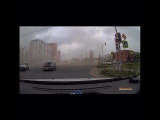 В Рязани порывом ветра оторвало секцию светофора. Соответствующее видео опубликовано в группе «Новости Рязани ВКонтакте». Как ви