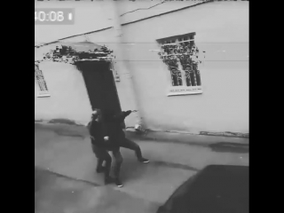 Хэлп, товарищи! На нашего оператора бэкстейджа напали! Необходимо опознать грабителя😨😨😨😨😨 #help #surveillance #robbery #скрытаяк
