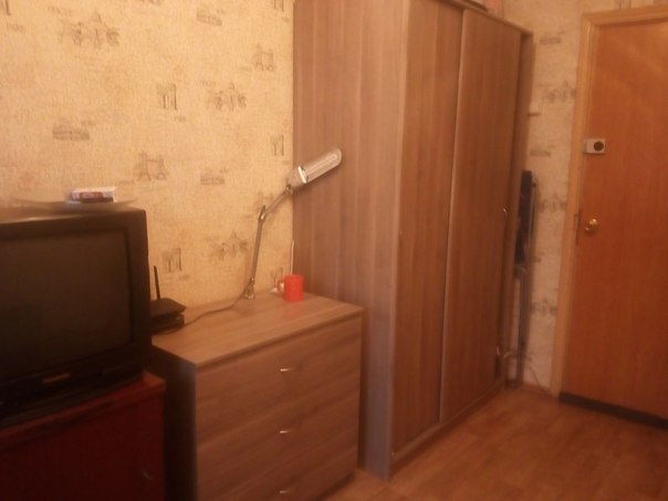 Фото: Всем привет )<br>Ищу соседку/соседа до 35лет на подселение с 10-го января (возможно раньше по договорённости). <br>В комнате два дивана, шкаф, комод, тв. Санузел и кухня в плитке, стиральная машина есть. <br>Комнату снимаю за 14000р, делим на двоих, коммуналку хозяйка платит сама, залог 50%. <br>Москва. Метро Выхино, Рязанский проспект, Ферганский проезд. <br>8 916 615 84 55 Виктория