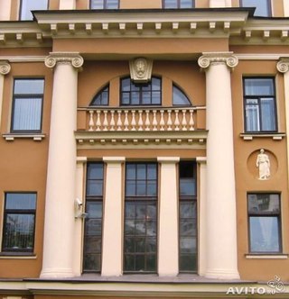 Фото: СДАМ КОМНАТУ милой порядочной девушке!<br>С-Пб, Васильевский остров, 5 минут пешком от м.Приморская<br>А.П. 11 000 + КУ <br>В комнате свежий ремонт; из мебели: тахта, туалетный столик, вместительный удобный шкаф. всё новое и красивое. <br>Уютная 3х-комнатная квартира, все условия, вся быт.техника имеется, развитый и спокойный район, рядом парк, рынок, ТК, 