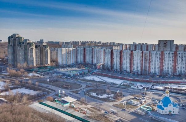 Просьба дочитать все до конца внимательно! <br>Сдается без комиссии и без риэлторов на длительный срок 3-х комн. квартира в Москве, Ленинский пр-т. д. 123, рядом м. Тропарево. 13/16 эт. дома. Общая площадь 80 кв.м, комнаты изолированные (18 м. - 15 м. - 15 м.), кухня 11, м., холл - 15 м. Окна во двор и на улицу, застекленный балкон и лоджия. С/у раздельный, Интернет, телевидение. Квартира с мебелью, стиральная машинка, микроволновка, телевизор, холодильник и др. Квартира не прокурена, чистая, просторная, рядом детский сад, престижная школа, магазины, поликлиника, кафе, рестораны, уникальный парк-заповедник, пруды, современные детские игровые и спортивные площадки, магазины в шаговой доступности, православный храм. Чистый подъезд, видеонаблюдение. Всегда есть места для парковки автомобиля. Тихий, экологически чистый район, много зелени и мест для занятия спортом и прогулок (см. фото на моей странице). Солидные соседи. Оплата за один месяц + залог 100%. Рассмотрят только СЛАВЯН. Пишите личное сообщение, не всегда могу ответить по телефону. <br>70000 руб./месяц + коммуналка по счетчикам: свет и вода. - фото Фото: Просьба дочитать все до конца внимательно! <br>Сдается без комиссии и без риэлторов на длительный срок 3-х комн. квартира в Москве, Ленинский пр-т. д. 123, рядом м. Тропарево. 13/16 эт. дома. Общая площадь 80 кв.м, комнаты изолированные (18 м. - 15 м. - 15 м.), кухня 11, м., холл - 15 м. Окна во двор и на улицу, застекленный балкон и лоджия. С/у раздельный, Интернет, телевидение. Квартира с мебелью, стиральная машинка, микроволновка, телевизор, холодильник и др. Квартира не прокурена, чистая, просторная, рядом детский сад, престижная школа, магазины, поликлиника, кафе, рестораны, уникальный парк-заповедник, пруды, современные детские игровые и спортивные площадки, магазины в шаговой доступности, православный храм. Чистый подъезд, видеонаблюдение. Всегда есть места для парковки автомобиля. Тихий, экологически чистый район, много зелени и мест для занятия спортом и прогулок (см. фото на моей странице). Солидные соседи. Оплата за один месяц + залог 100%. Рассмотрят только СЛАВЯН. Пишите личное сообщение, не всегда могу ответить по телефону. <br>70000 руб./месяц + коммуналка по счетчикам: свет и вода.