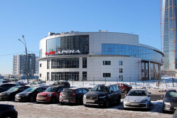 На Приморском проспекте построили Академию боевых искусств <br><br>В самом конце Приморского проспекта завершили строительство Академии боевых искусств. Здание расположилось на территории, которую изначально хотели включить в состав парка 300-летия Санкт-Петербурга.<br><br>Изначально зеленая зона, ставшая впоследствии парком имени 300-летия Санкт-Петербурга, должна была занимать более 2 километров побережья Финского залива от конца улицы Савушкина до Пьяной гавани. Но в реальности под парк отвели чуть более половины площади, а именно 55 гектаров.<br><br>Землю вдоль Лахтинской гавани нарезали на участки и отдали под коммерческие проекты. Первым в 2016 году построили комплекс апартамент-отелей на Приморском проспекте, 78; застройщиком было ООО «Конкорд менеджмент и консалтинг».<br><br>На прошлой неделе сдали спортивный комплекс для проведения боев без правил под названием «М-1-арена». Застройщик ООО «Академия боевых искусств» вел работы с 2015 года. Здание выполнено овальным с элементами «стиля» стаканизм. Ему присвоили адрес: Приморский проспект, 80.<br><br>Источник: - фото Фото: На Приморском проспекте построили Академию боевых искусств <br><br>В самом конце Приморского проспекта завершили строительство Академии боевых искусств. Здание расположилось на территории, которую изначально хотели включить в состав парка 300-летия Санкт-Петербурга.<br><br>Изначально зеленая зона, ставшая впоследствии парком имени 300-летия Санкт-Петербурга, должна была занимать более 2 километров побережья Финского залива от конца улицы Савушкина до Пьяной гавани. Но в реальности под парк отвели чуть более половины площади, а именно 55 гектаров.<br><br>Землю вдоль Лахтинской гавани нарезали на участки и отдали под коммерческие проекты. Первым в 2016 году построили комплекс апартамент-отелей на Приморском проспекте, 78; застройщиком было ООО «Конкорд менеджмент и консалтинг».<br><br>На прошлой неделе сдали спортивный комплекс для проведения боев без правил под названием «М-1-арена». Застройщик ООО «Академия боевых искусств» вел работы с 2015 года. Здание выполнено овальным с элементами «стиля» стаканизм. Ему присвоили адрес: Приморский проспект, 80.<br><br>Источник: