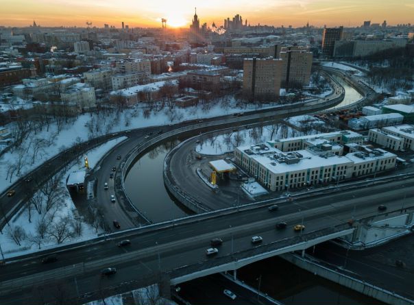 Фото: Стоимость самой дорогой комнаты в московской коммуналке оценили в 14 млн рублей. <br>Она находится в коммунальной квартире на четвёртом этаже жилого дома на Арбате.<br><br>— Лот, как и многие другие комнаты в центре Москвы, экспонируется по сильно завышенной стоимости, — отметили эксперты.<br><br>Что же до самой дешёвой столичной комнаты — её размер составляет девять квадратных метров, а стоит такое жильё полтора миллиона рублей. При этом располагается комната в девятиэтажном панельном доме в городе Московском (Новая Москва).<br><br>Аналитики отмечают, что комнаты в Москве остаются востребованными у приезжих из регионов и бывших советских республик, а также людей, у которых резко ухудшилось материальное положение.