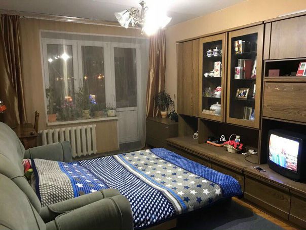 Фото: С мая сдается уютная комната в 2х комнатной квартире для одной или двух девушек, недалеко от метро Бабушкинская (4 остановки на трамвае, по времени 10 мин). До метро очень удобно добираться, остановка напротив дома, трамваи ходят каждые 5 минут. Также до метро можно добраться автобусом, 4 остановки. Хороший район, рядом парк, магазины, поликлиника. <br>В квартире есть стиральная машина, вай-фай, пластиковые стеклопакеты. В соседней комнате проживает девушка 23 года. Предложение действительно только для девушки 20-30 лет, без вредных привычек и домашних животных. <br>Стоимость 20 тысяч рублей, коммуналка включена в стоимость, залога нет. <br>Звоните 89167049113 или пишите в лс<br> Семенова