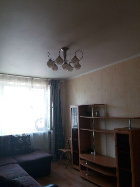 Фото: Друзья! <br>Без комиссии, от собственника. <br>Сдам свою 2-х комнатную квартиру по адресу: Москва, ул. Ангарская, дом 5 (ст.м. Ховрино, Речной вокзал). Очень уютная и теплая квартира с косметическим ремонтом. На окнах стеклопакеты, Современная мебель, 4 спальных места. Новая стиральная машина, плита и 2-х камерный холодильник. Обе комнаты изолированы. Санузел раздельный. Душевая кабина. <br><br>Местоположение: напротив остановка до ст.м. метро Петровско-Разумовская, Речной вокзал, Отрадное, ВДНХ. В 5 минутах ходьбы ст. Ховрино (ж/д), до ст.м. Ховрино и ст.м. Селигерская 15 минут транспортом. <br><br>Квартира сдаётся порядочным людям с гражданством РФ и только на длительный срок, можно с детками и с воспитанным, кастрированным котиком ( кошкой ) или собачкой. <br><br> 33 000 руб /мес + депозит (депозит разобьем на 2 месяца) <br> В стоимость включены коммунальные платежи, кроме счетчиков и интернета. <br><br>Показы 14 и 15 апреля с утра до вечера. <br>Ключи и договор день в день. Приезжайте и заселяйтесь :)<br> Северная
