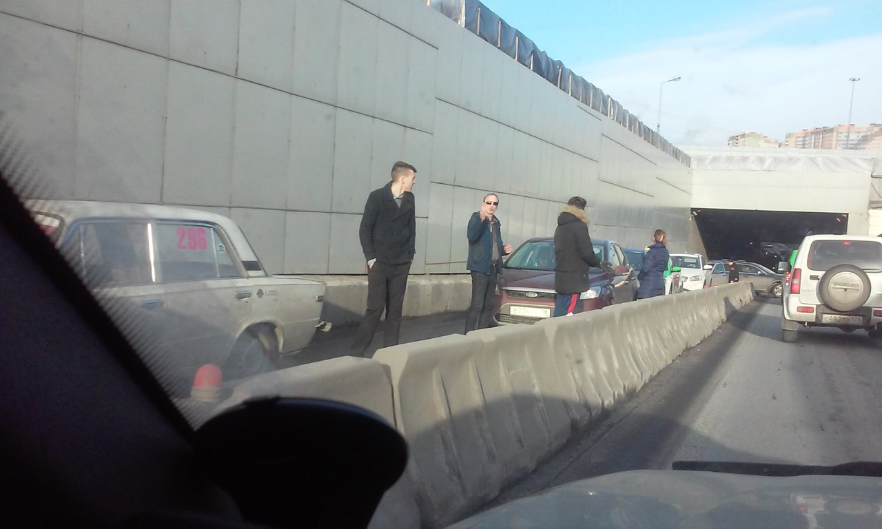 Выезд из Девяткино полностью заблокирован двойной аварией на шоссе
