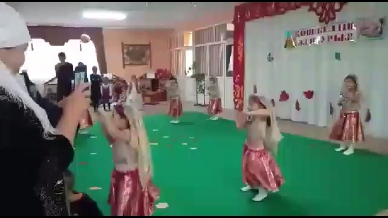 Асель садикте кыздармен би билеуде