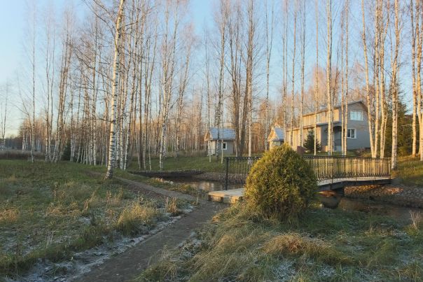 Фото: Мендсары, Центральная ул., 10<br><br>В продаже самый необычный и большой участок с тремя домами в Мендсарах.<br>Участок многоуровневый, есть возможность организовать вертолетную площадку (сейчас место используется под футбольное поле) .<br>На участке есть гараж для 5 автомобилей, бассейн с сдвижной крышей, летняя кухня, дом охраны, погреб внушительного размера, отделанный деревом, и пруд с проточной водой, в котором можно завести рыбу. Находится он недалеко от города, до КАД можно доехать за 7 минут.<br>Дома в хорошем состоянии. Можно сразу заехать и жить. Идеально подойдет для большой семьи.<br>55 500 000 руб.