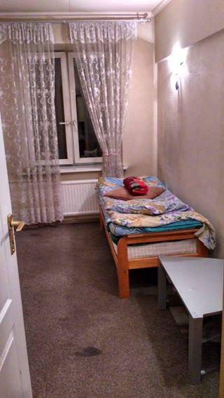 Срочно сдается изолированная комната. М. Войковская, 20 мин пешком или 4-ая остановка на автобусе, ул. Зои и Александра Космодемьянских, д. 39. Комната (10 кв.м.) запирается на ключ, в 3-х комнатной квартире. На окнах стеклопакеты, новая газовая колонка. Через дорогу Тимирязевский парк, идеально для утренних пробежек и велопрогулок. За комнату 15 000 рублей, К/У включены, депозит можно разбить, Комиссии нет. Для одной девушки. В квартире проживают двое, парень и девушка, у каждого своя комната. Агентам просьба, не беспокоить! Мы сами снимаем! Ищем себе адекватную соседку, неконфликтную, желательно без вредных привычек. Можно с великом и котом <br> - фото Фото: Срочно сдается изолированная комната. М. Войковская, 20 мин пешком или 4-ая остановка на автобусе, ул. Зои и Александра Космодемьянских, д. 39. Комната (10 кв.м.) запирается на ключ, в 3-х комнатной квартире. На окнах стеклопакеты, новая газовая колонка. Через дорогу Тимирязевский парк, идеально для утренних пробежек и велопрогулок. За комнату 15 000 рублей, К/У включены, депозит можно разбить, Комиссии нет. Для одной девушки. В квартире проживают двое, парень и девушка, у каждого своя комната. Агентам просьба, не беспокоить! Мы сами снимаем! Ищем себе адекватную соседку, неконфликтную, желательно без вредных привычек. Можно с великом и котом <br>