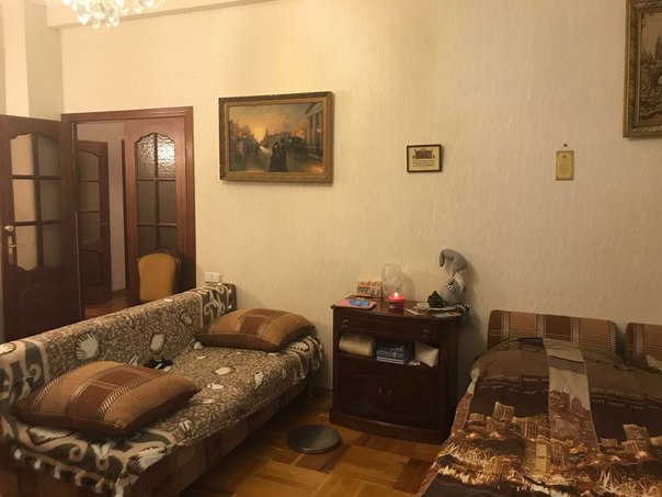 Фото: Сдаю комнату в трехкомнатной квартире на Новокузнецкой. 4 этаж 7 этажного кирпичного дома, до метро минут 7 пешком. Комната 20 кв.м, чистая и уютная, с мебелью. В комнате есть балкон. Квартира в отличном состоянии, со всей техникой, кухня укомплектована, с/у совместный, с большой джакузи и биде. Проживают две девушки. Без животных. <br>Оплата 27 тыс в месяц + э/энергия (делится на троих) + интернет (делится на троих). Залог могу разбить на два месяца. <br>8-903-103-34-95 Максим<br> Шленская
