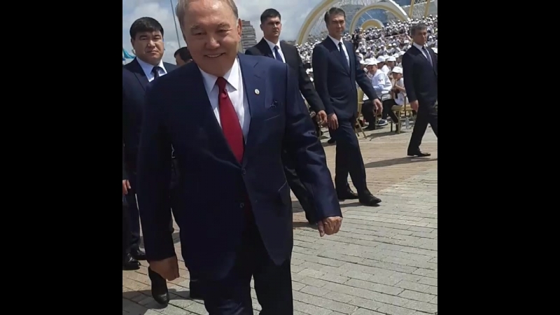 Баламнын ел басымен амандасуы