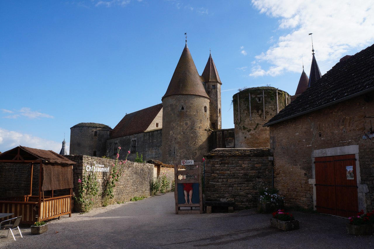 Сastle Châteauneuf - pearl in burgundy crown