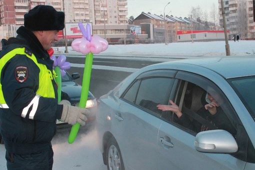 В Усть-Илимске сотрудники ГИБДД провели «Цветочный патруль»