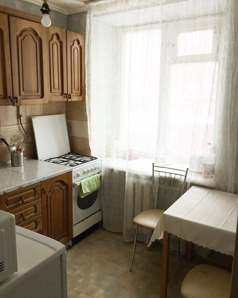 Супер предложение всего за 13500 в месяц, без депозита и комиссии, фиксированная стоимость<br>Сдается изолированная комната в двухкомнатной квартире для одного человека без вредных привычек до 27 лет. В комнате есть просторная кладовая, двухспальный диван, журнальный столик и комод.<br><br>Вторая большая комната является проходной, спальное место огорожено. Вся необходимая мебель и бытовая техника для жизни имеется, квартира после косметического ремонта. <br><br>Проживание без собственника, коммунальные платежи включены. Химки, в 7 минутах ходьбы станция ж/д Химки до Ленинградского вокзала 26 минут, до станции метро Петровско-Разумовская 13 минут электричкой. Автобусы и маршрутки до станции метро Планерная 25 минут, до Речного вокзала 20 минут. <br><br>Главное: спокойствие, доброжелательность, адекватность и чистоплотность.<br> Дворкович - фото Фото: Супер предложение всего за 13500 в месяц, без депозита и комиссии, фиксированная стоимость<br>Сдается изолированная комната в двухкомнатной квартире для одного человека без вредных привычек до 27 лет. В комнате есть просторная кладовая, двухспальный диван, журнальный столик и комод.<br><br>Вторая большая комната является проходной, спальное место огорожено. Вся необходимая мебель и бытовая техника для жизни имеется, квартира после косметического ремонта. <br><br>Проживание без собственника, коммунальные платежи включены. Химки, в 7 минутах ходьбы станция ж/д Химки до Ленинградского вокзала 26 минут, до станции метро Петровско-Разумовская 13 минут электричкой. Автобусы и маршрутки до станции метро Планерная 25 минут, до Речного вокзала 20 минут. <br><br>Главное: спокойствие, доброжелательность, адекватность и чистоплотность.<br> Дворкович