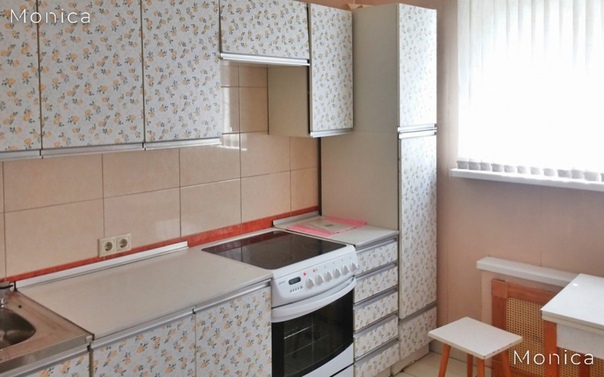Сдаётся 1-комнатная квартира общей площадью 40 м. кв., комната 21 м. кв., кухня 9 м. кв., санузел раздельный. Квартира расположена на 1-ом высоком этаже (расстояние от отмостки до окон — 2,5 м).<br>Полы в комнате из импортной паркетной доски (красное дерево), на кухне и в прихожей из керамического гранита, стены и полы в туалете и ванной облицованы керамической плиткой, потолки металлические реечные со встроенными светильниками. Окна пластиковые, с коваными решётками.<br>В комнате: новый диван-кровать с вместительным отделением для хранения белья, кресло, журнальный столик, телевизор, 3-створчатый платяной шкаф, письменный стол и компьютерное кресло.<br>Кухня оборудована гарнитуром и импортной бытовой техникой.<br>Квартира расположена в «зелёном» районе (рядом лес). Удобный и лёгкий выезд на автомашине на МКАД. Поблизости находятся Макдональдс и заправка British Petroleum (BP).<br>Без комиссии!<br>Подробнее на - фото Фото: Сдаётся 1-комнатная квартира общей площадью 40 м. кв., комната 21 м. кв., кухня 9 м. кв., санузел раздельный. Квартира расположена на 1-ом высоком этаже (расстояние от отмостки до окон — 2,5 м).<br>Полы в комнате из импортной паркетной доски (красное дерево), на кухне и в прихожей из керамического гранита, стены и полы в туалете и ванной облицованы керамической плиткой, потолки металлические реечные со встроенными светильниками. Окна пластиковые, с коваными решётками.<br>В комнате: новый диван-кровать с вместительным отделением для хранения белья, кресло, журнальный столик, телевизор, 3-створчатый платяной шкаф, письменный стол и компьютерное кресло.<br>Кухня оборудована гарнитуром и импортной бытовой техникой.<br>Квартира расположена в «зелёном» районе (рядом лес). Удобный и лёгкий выезд на автомашине на МКАД. Поблизости находятся Макдональдс и заправка British Petroleum (BP).<br>Без комиссии!<br>Подробнее на